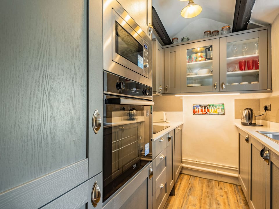 Cottage | Private kitchen | Fridge, dishwasher, electric kettle, toaster