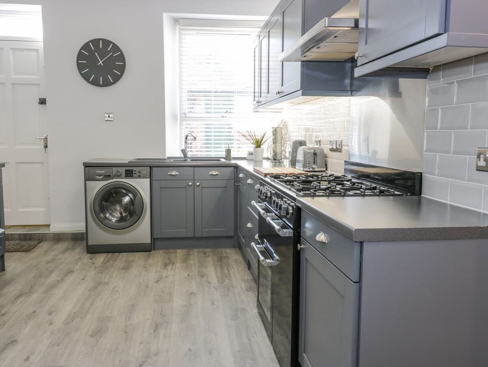 Cottage | Private kitchen | Fridge, electric kettle, toaster, cookware/dishes/utensils