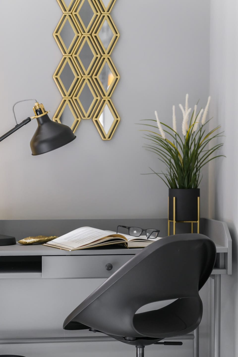 Stylish accessories in the apartment. 