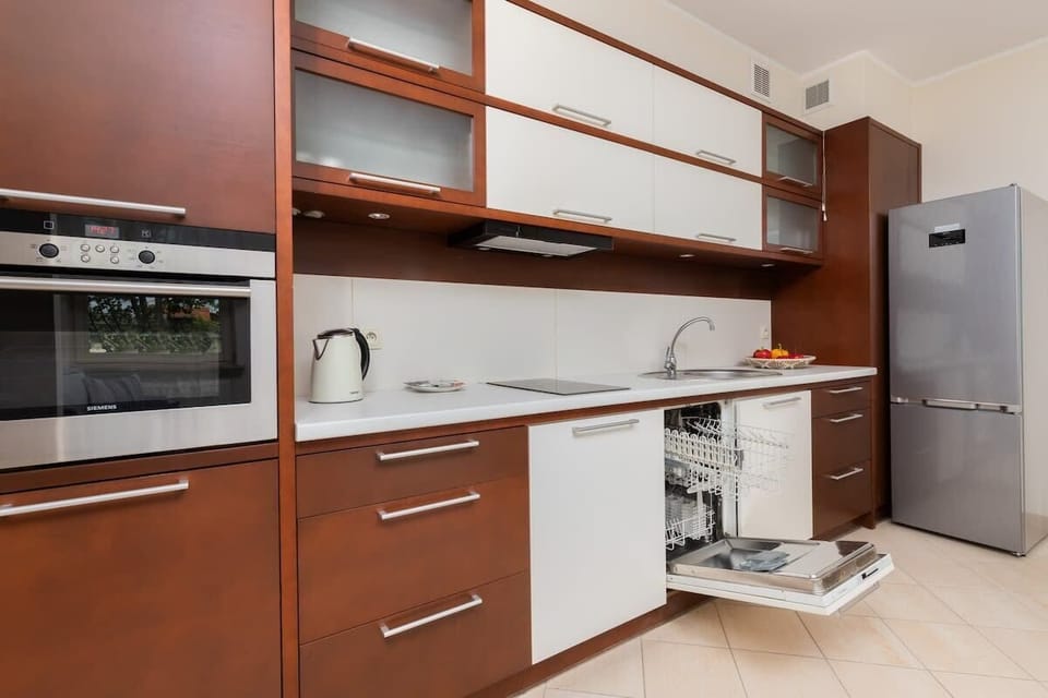 Kitchenette with plenty of kitchen utensils and dishes. 
