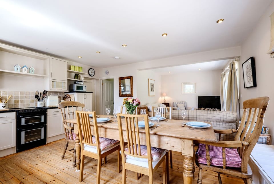 Cottage | Private kitchen | Fridge, microwave, dishwasher, cookware/dishes/utensils