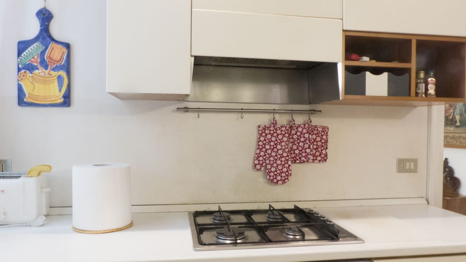 Fridge, microwave, dishwasher, coffee/tea maker