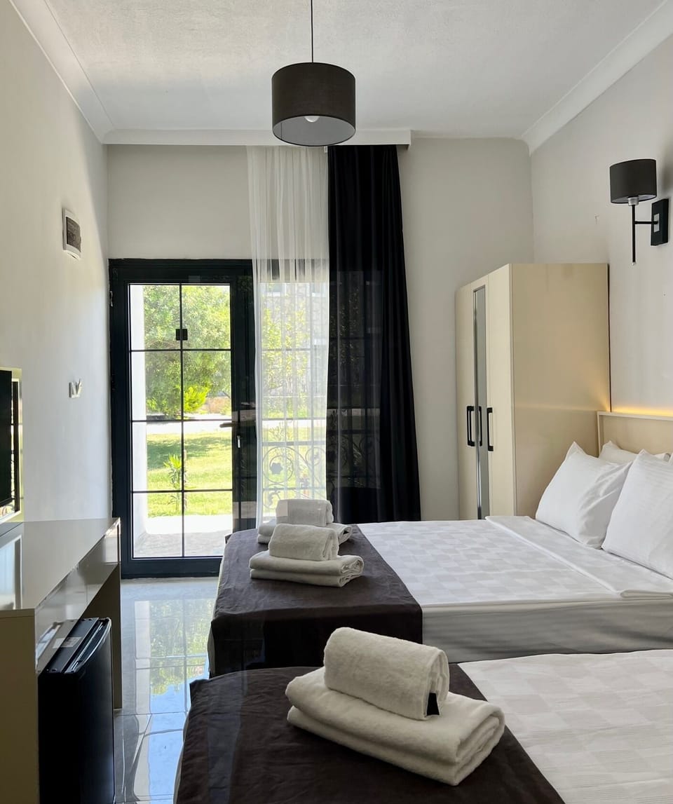 Economy Triple Room | Minibar, laptop workspace, iron/ironing board, free WiFi