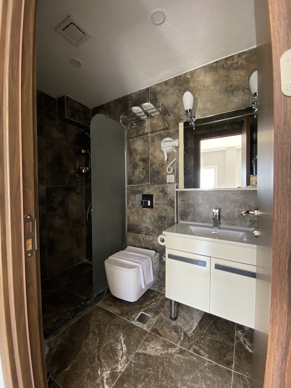 Superior Room | Bathroom | Shower, free toiletries, hair dryer, slippers