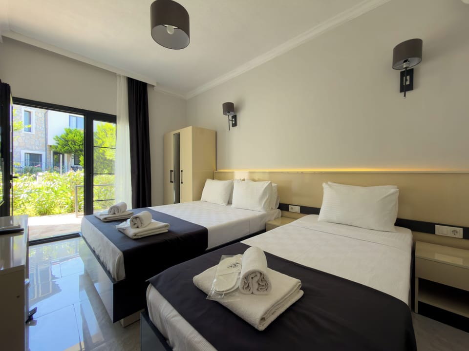 Economy Triple Room | Minibar, laptop workspace, iron/ironing board, free WiFi