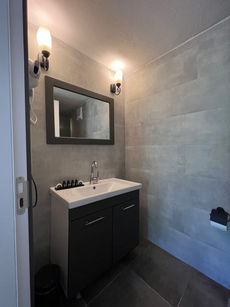 Shower, free toiletries, hair dryer, slippers