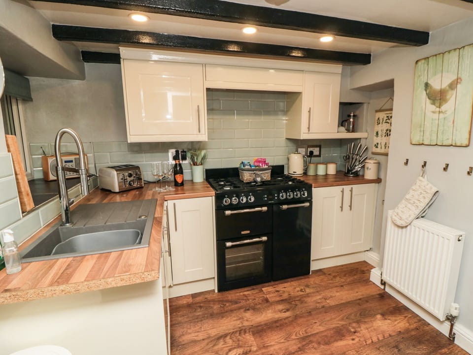 Cottage | Private kitchen | Fridge, microwave, electric kettle, toaster