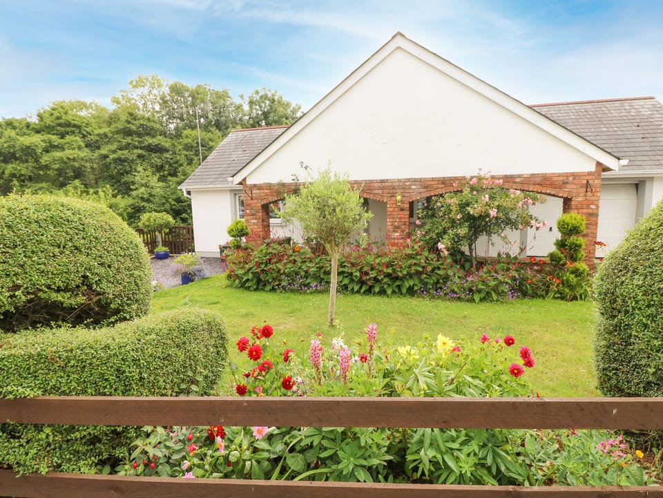 Cottage | Property grounds