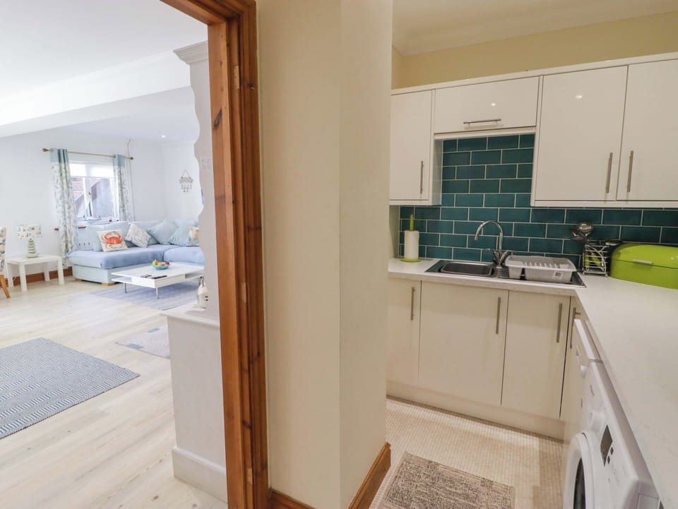 Cottage | Private kitchen | Fridge, microwave, dishwasher, cookware/dishes/utensils