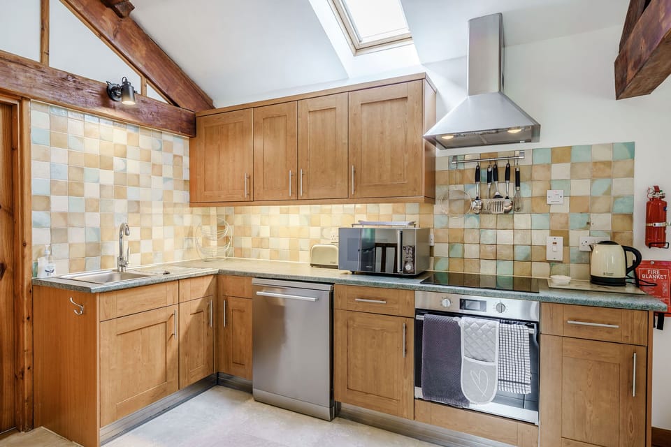 Cottage | Private kitchen | Fridge, dishwasher, electric kettle, cookware/dishes/utensils