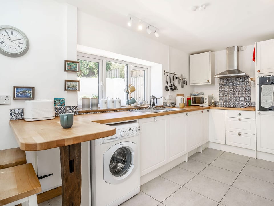 Cottage | Private kitchen | Fridge, dishwasher, electric kettle, cookware/dishes/utensils