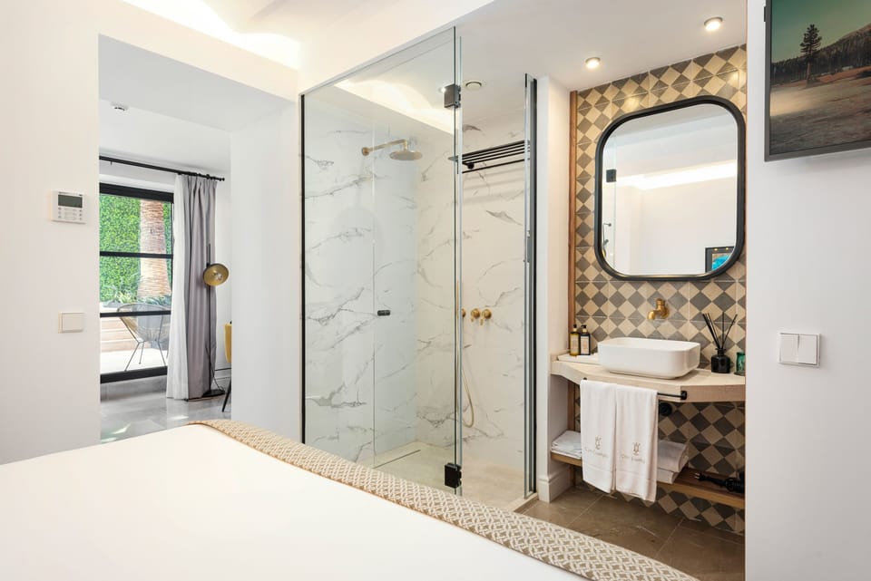 Premium Room | Premium bedding, down comforters, minibar, in-room safe