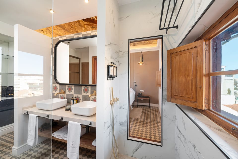 Superior Double Room | Bathroom | Shower, rainfall showerhead, free toiletries, hair dryer