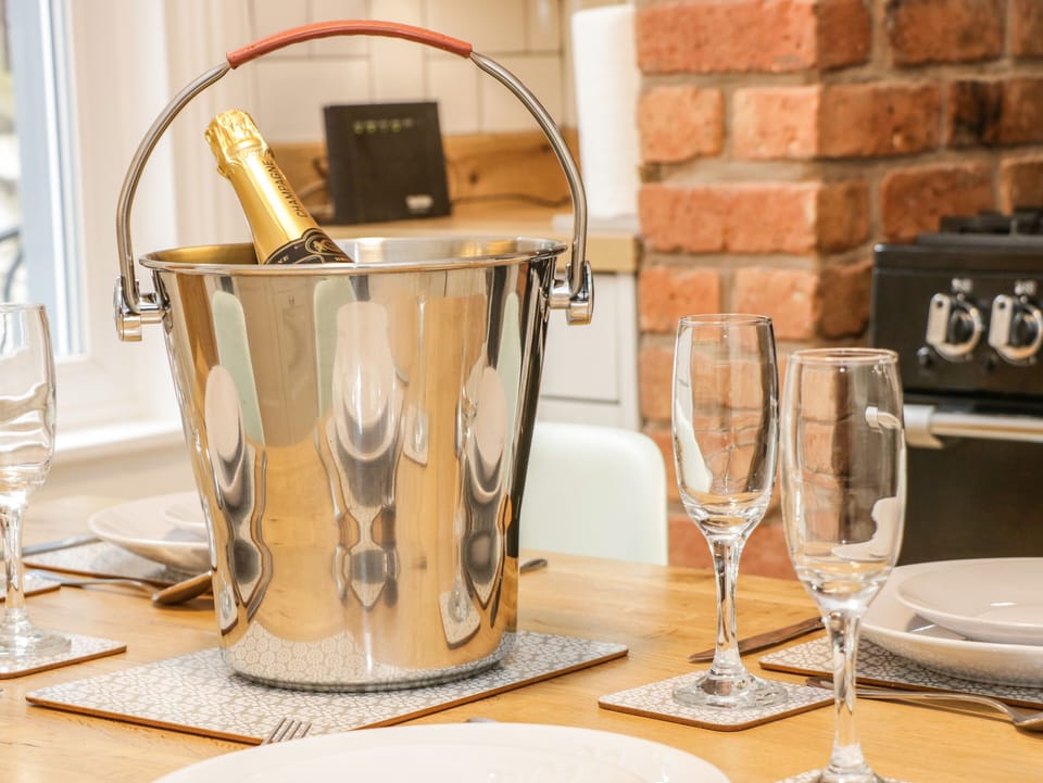Cottage | Private kitchen | Fridge, microwave, electric kettle, cookware/dishes/utensils