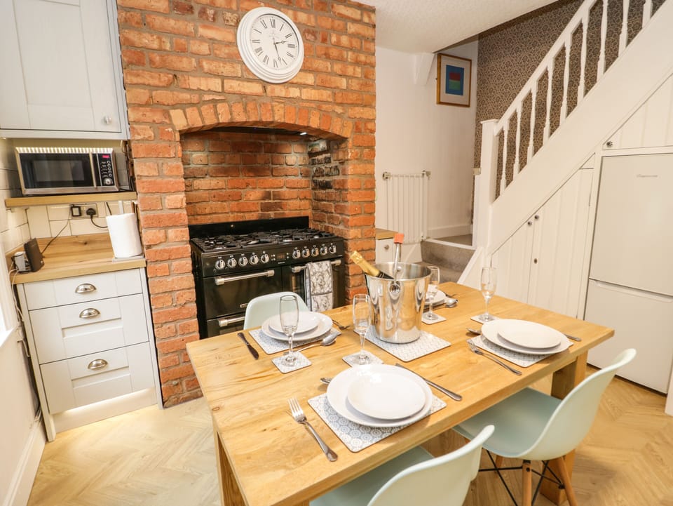 Cottage | Private kitchen | Fridge, microwave, electric kettle, cookware/dishes/utensils