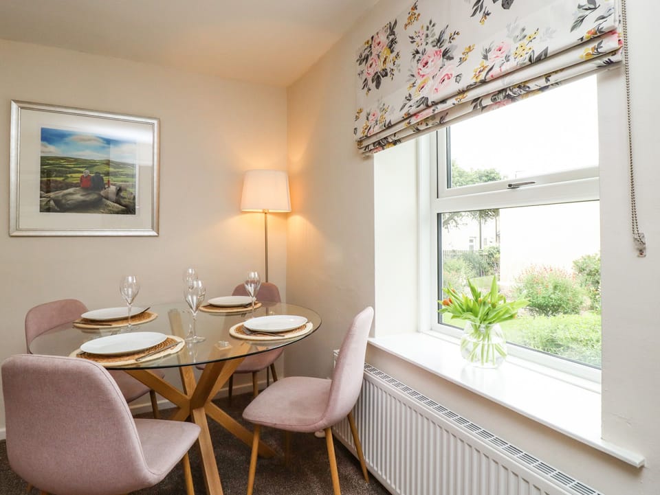 Cottage | Dining
