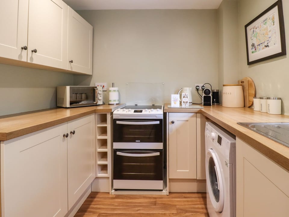 Cottage | Private kitchen | Fridge, electric kettle, toaster, cookware/dishes/utensils