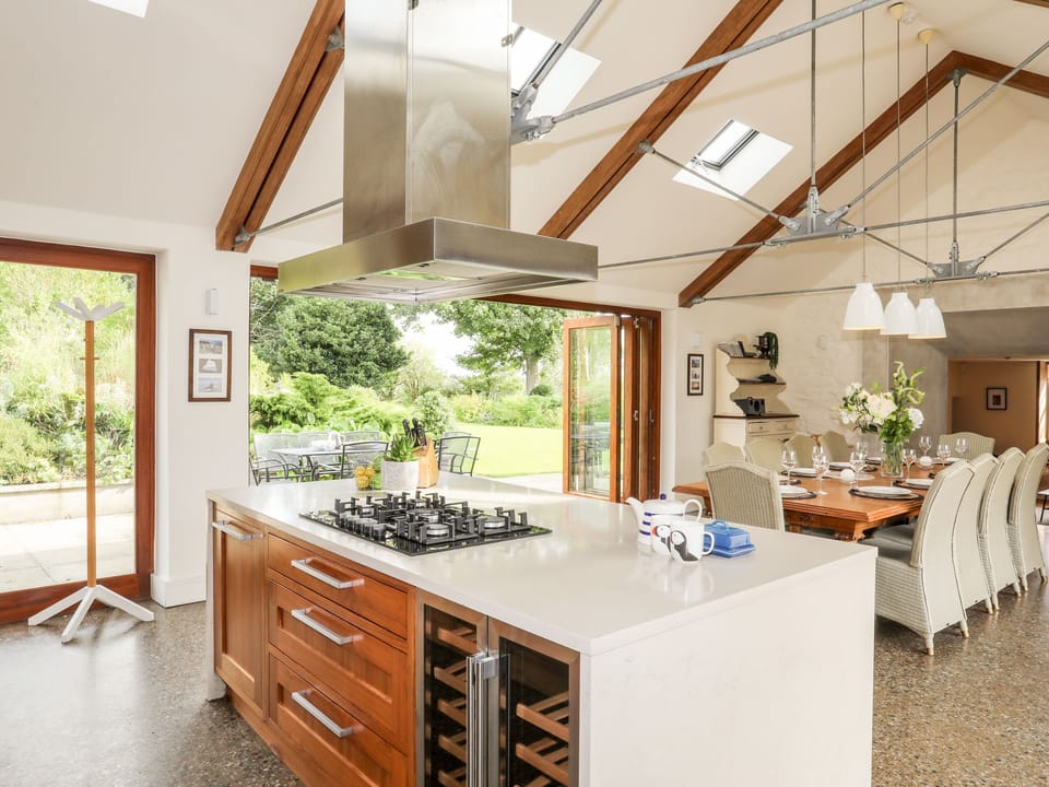 Cottage | Private kitchen | Fridge, microwave, dishwasher, electric kettle