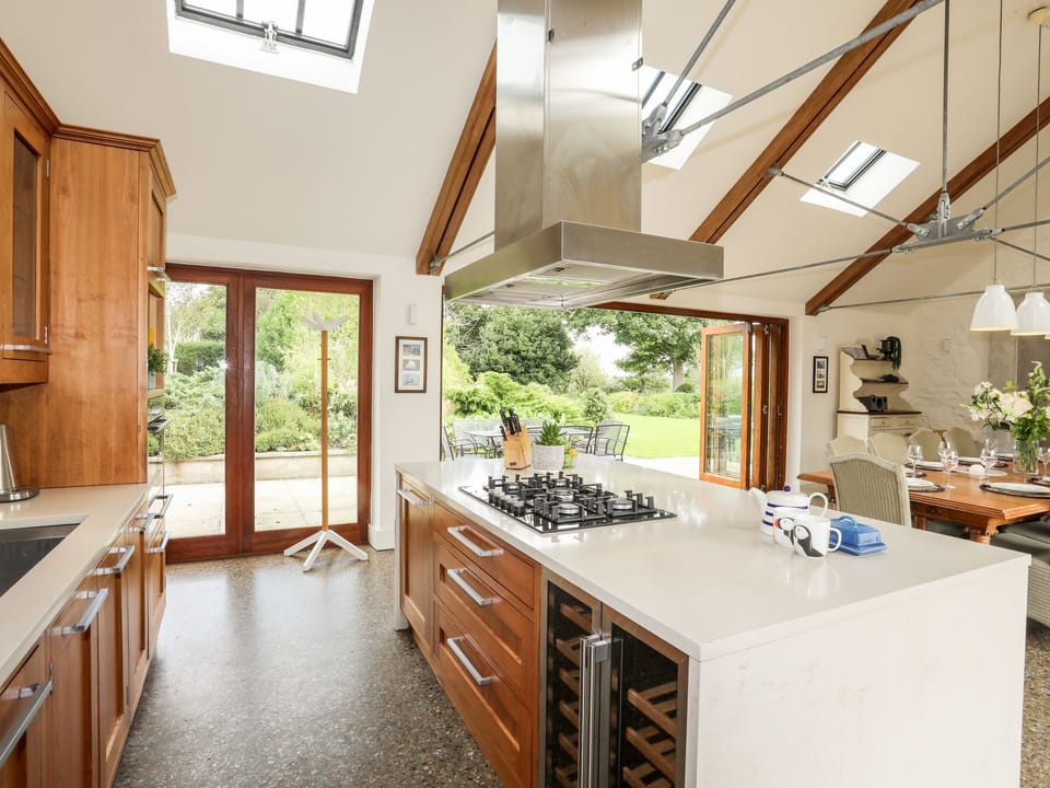 Cottage | Private kitchen | Fridge, microwave, dishwasher, electric kettle