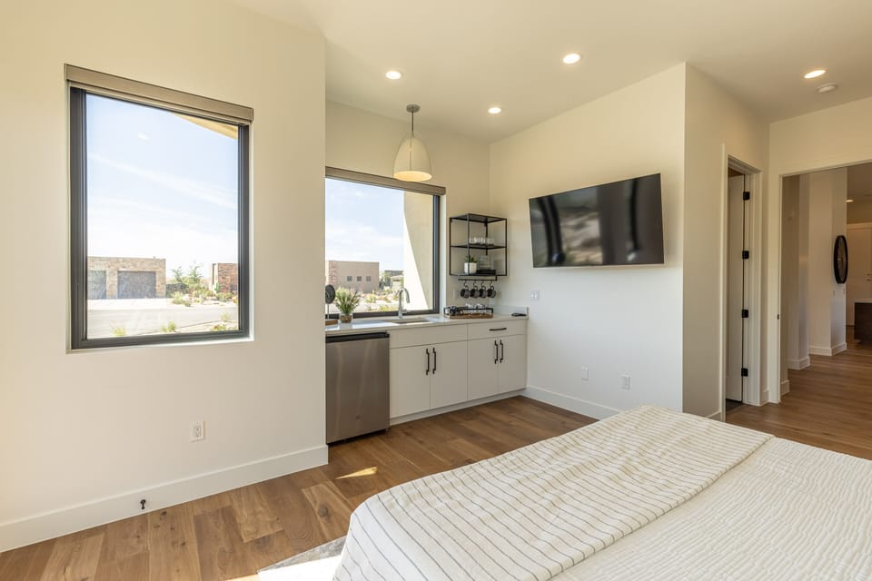 Casita Kitchenette - View of the Kitchenette, private TV and beautiful St. George area.