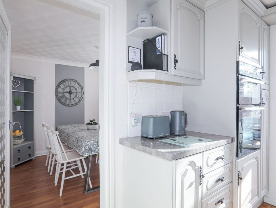 Cottage | Private kitchen | Fridge, microwave, dishwasher, electric kettle