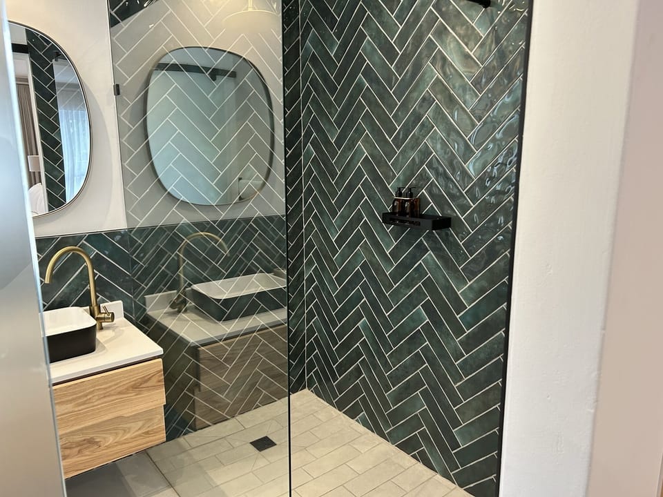 Luxury Room, 1 King Bed, Non Smoking, Mountain View | Bathroom | Shower, rainfall showerhead, free toiletries, hair dryer