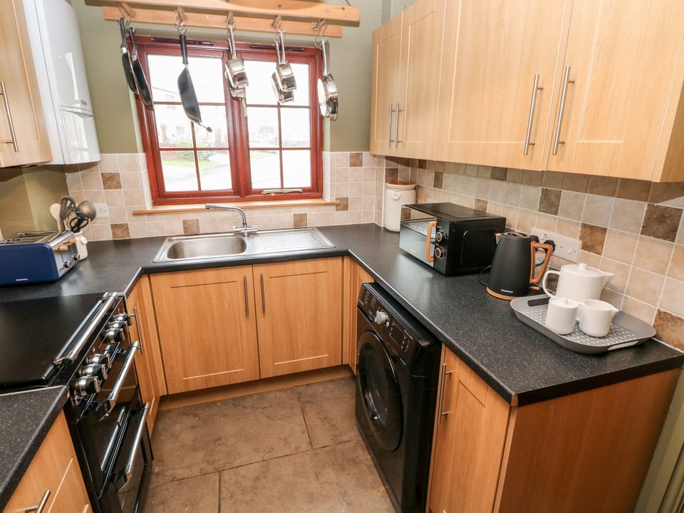 Cottage | Private kitchen | Fridge, electric kettle, toaster, cookware/dishes/utensils