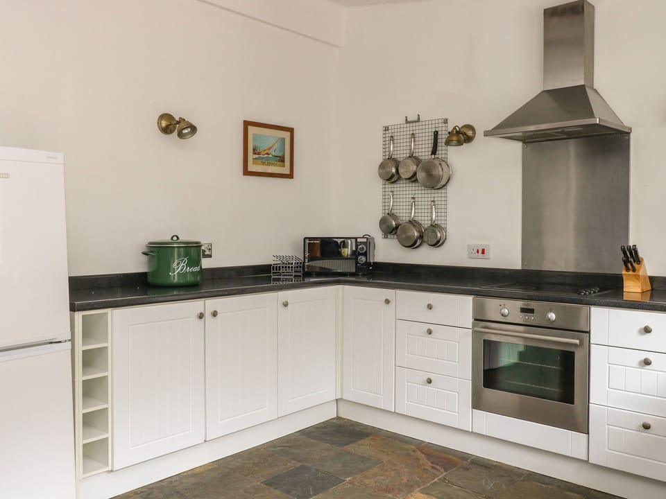 Cottage | Private kitchen | Fridge, microwave, dishwasher, cookware/dishes/utensils