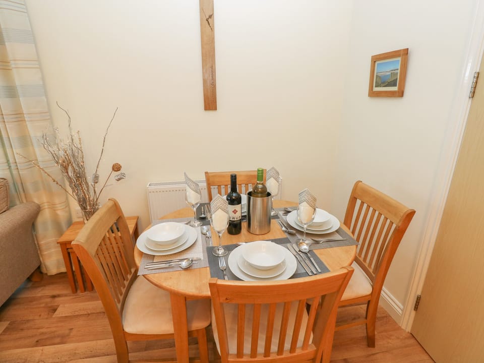 Cottage | Private kitchen | Fridge, electric kettle, toaster, cookware/dishes/utensils
