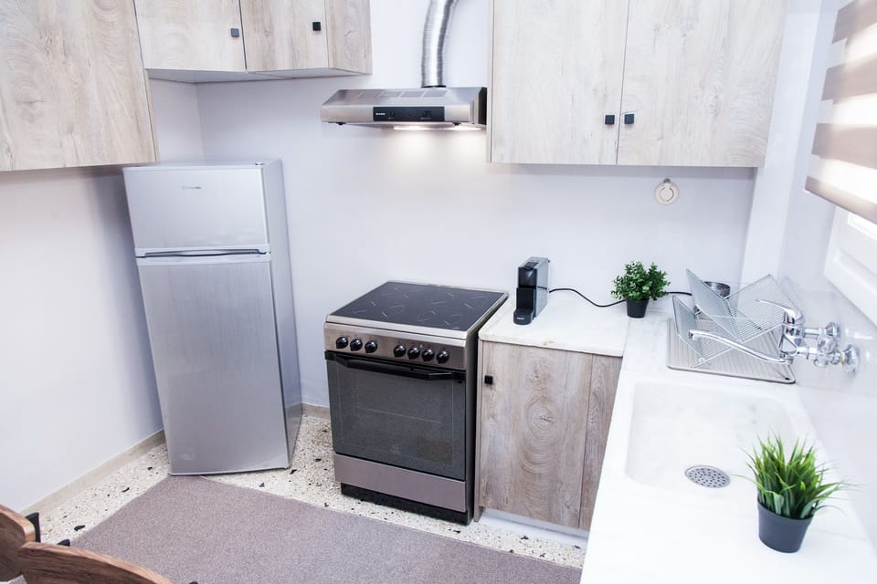 Comfort Apartment | Private kitchen | Fridge, oven