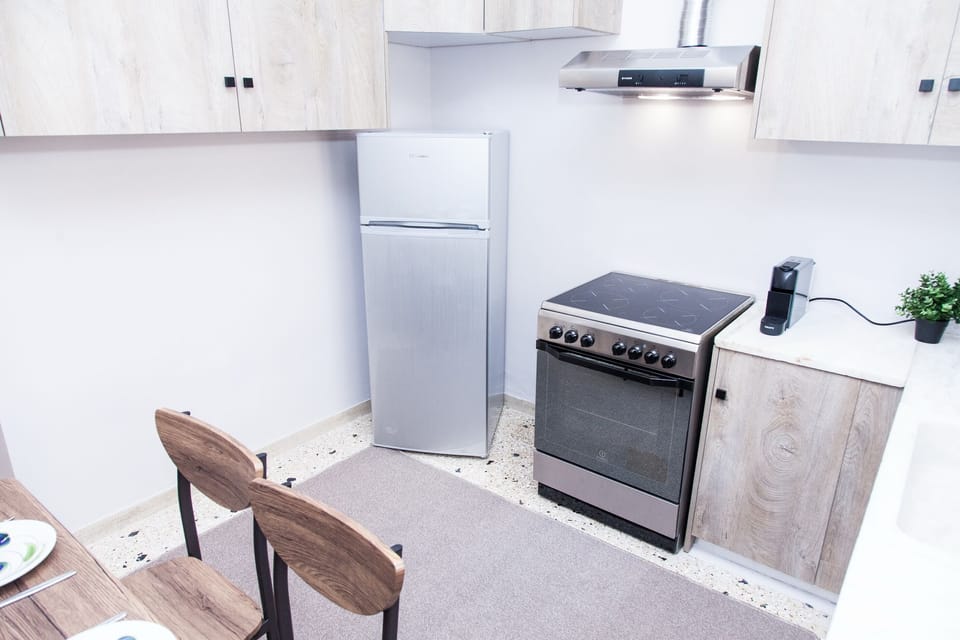 Comfort Apartment | Private kitchen | Fridge, oven