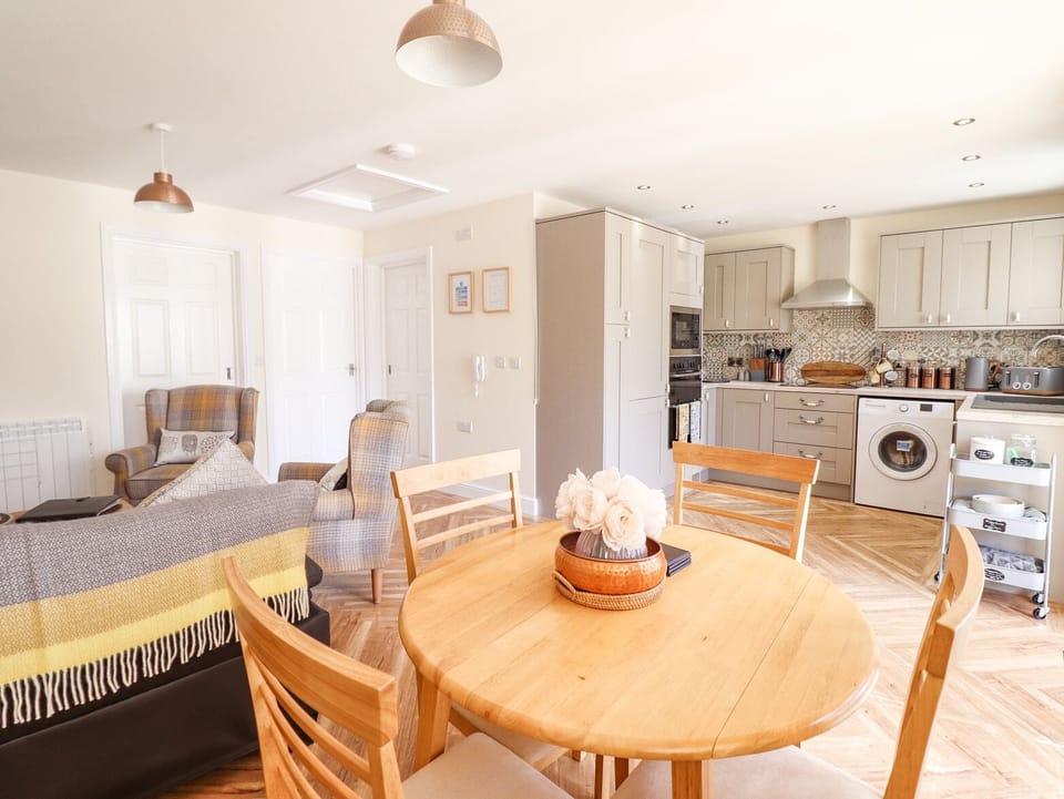 Cottage | Dining