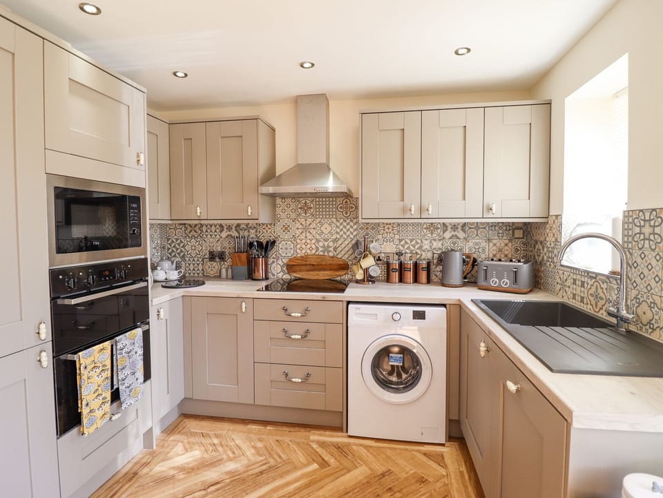 Cottage | Private kitchen | Fridge, microwave, cookware/dishes/utensils