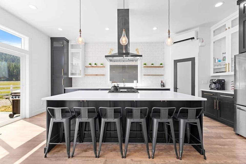 Island Seating, Gas Stove.