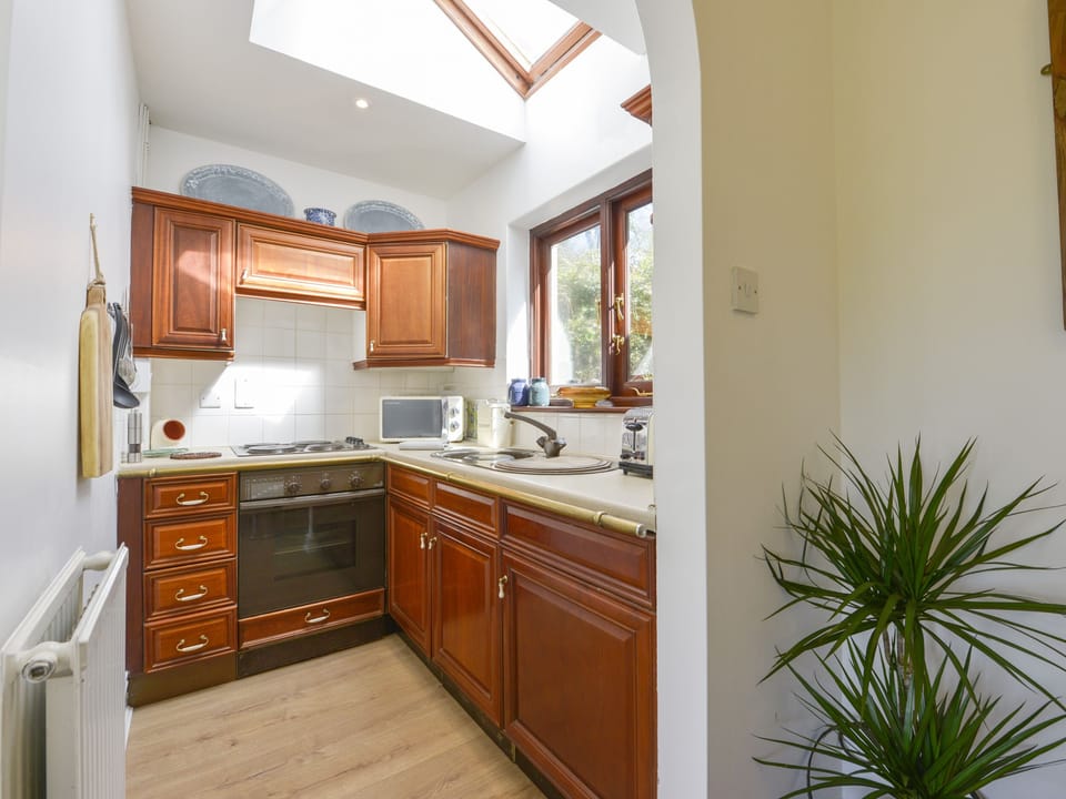 Cottage | Private kitchen | Fridge, microwave, electric kettle, cookware/dishes/utensils