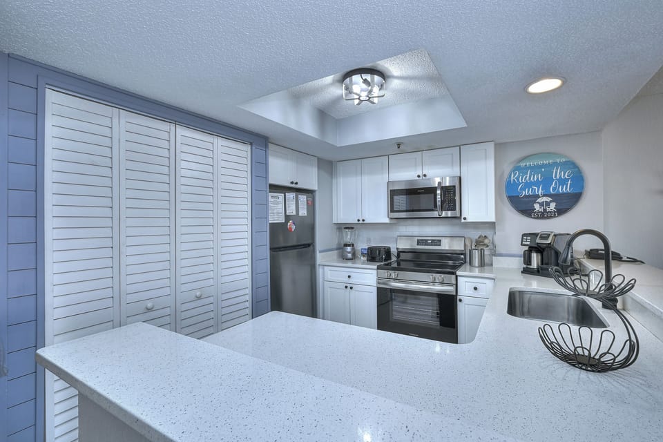 Deluxe Condo, 3 Bedrooms, Balcony, Ocean View (Mariner 624) | Private kitchen | Full-size fridge, microwave, oven, stovetop