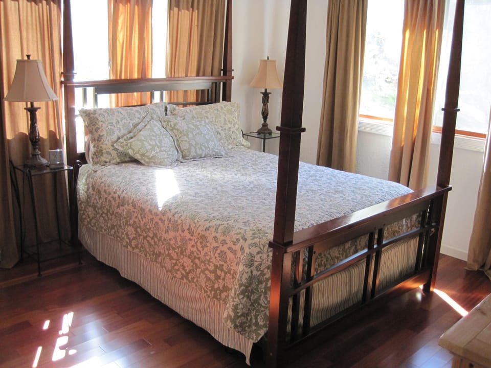 Downstairs bedroom with queen size bed.
