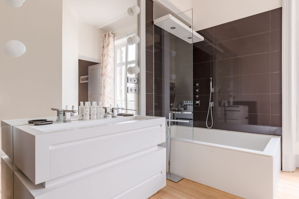 Junior Room | Bathroom | Hair dryer, towels, soap, shampoo