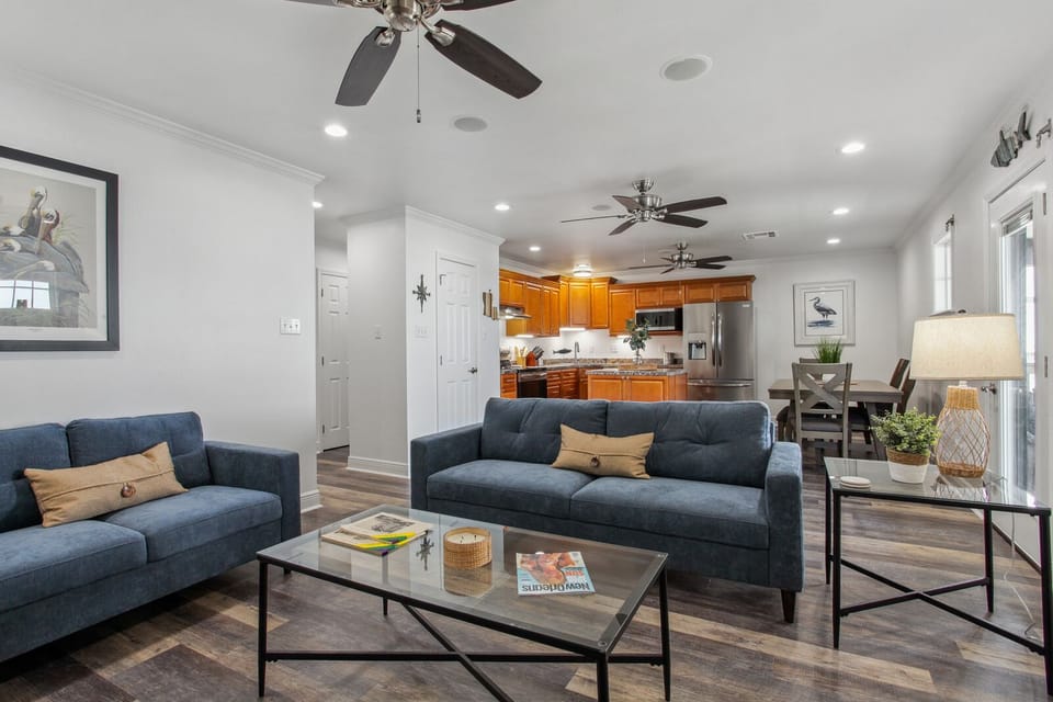 Island Girl II has a cozy and inviting living to enjoy after a day on the lake.