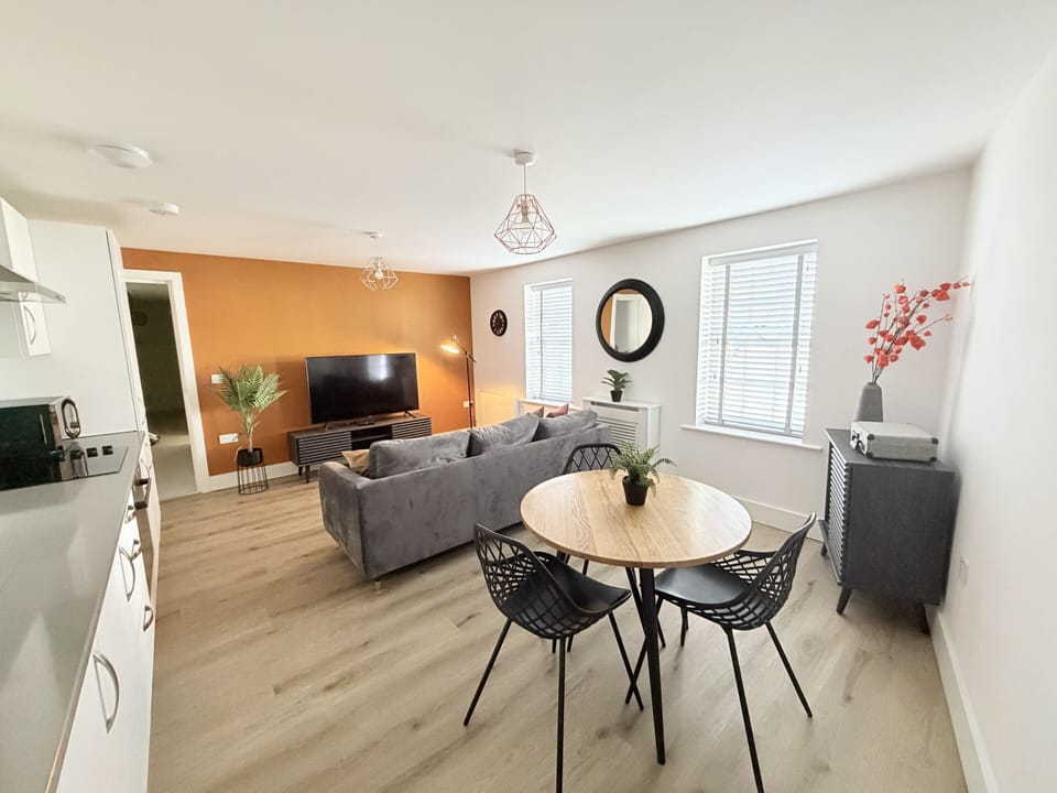 Comfort Apartment, Private Bathroom, Courtyard View | Dining