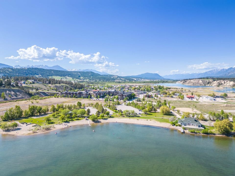 Lake Windermere Pointe is a 2-minute walk from James Chabot Beach`s summer sand and winter ice skating.