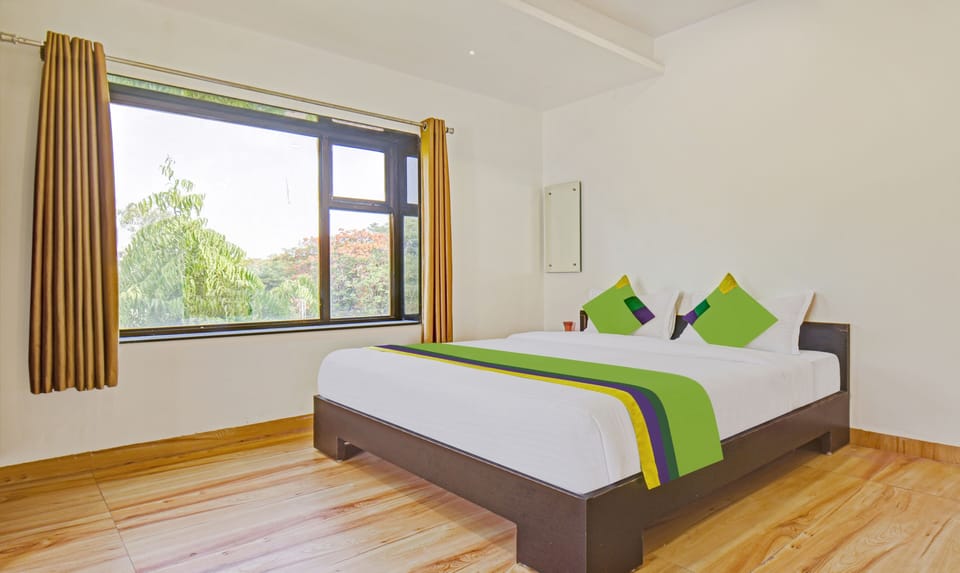 Deluxe Room | Desk, iron/ironing board