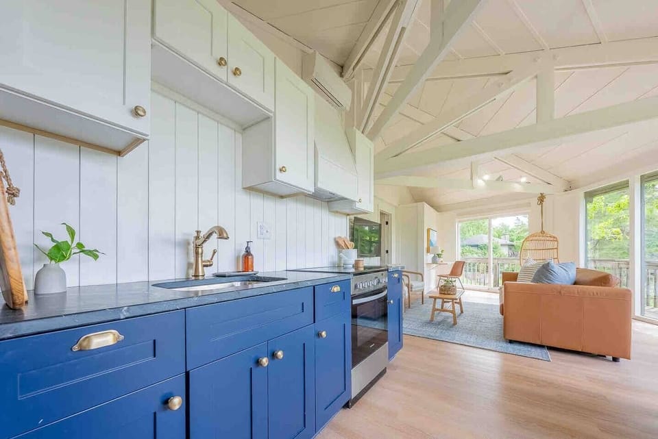 Open floorplan with a beautiful fully renovated and furnished kitchen.