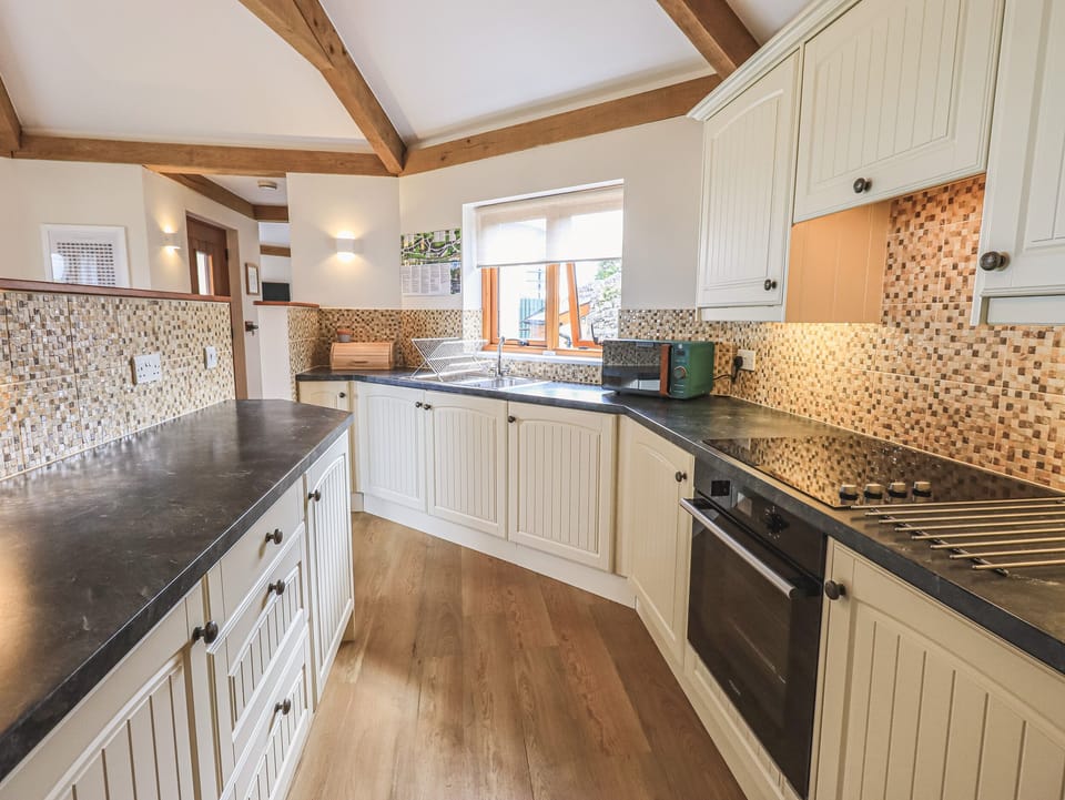 Cottage | Private kitchen | Fridge, microwave, electric kettle, toaster