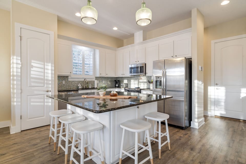 Fully stocked kitchen with all of your cooking needs in mind!