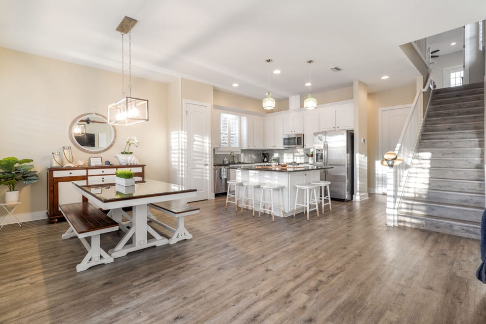 Large open floor plan w/ tons of natural light!
