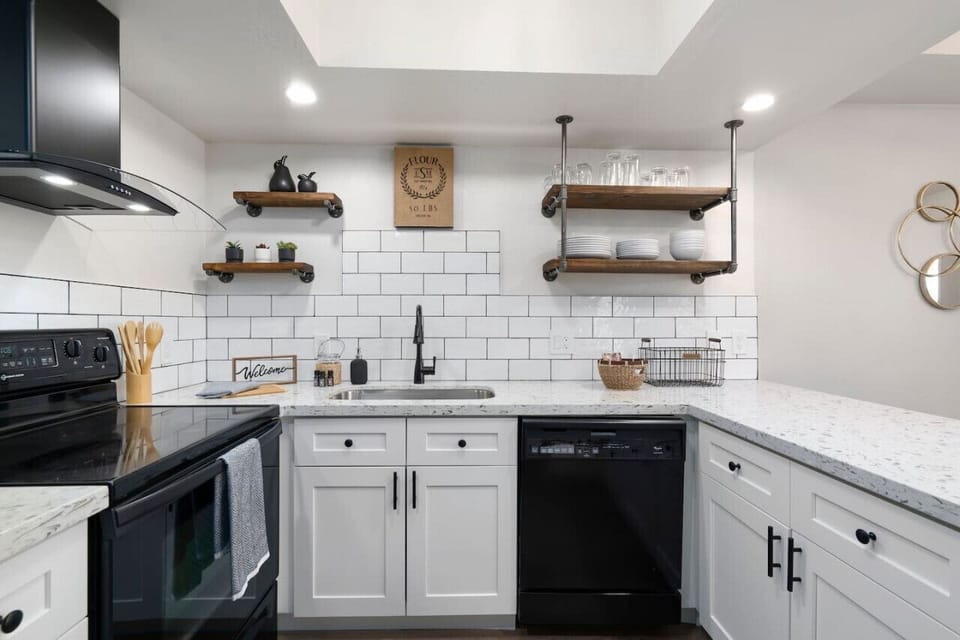 Stunning kitchen with essentials—just ask if you need help with appliances!
