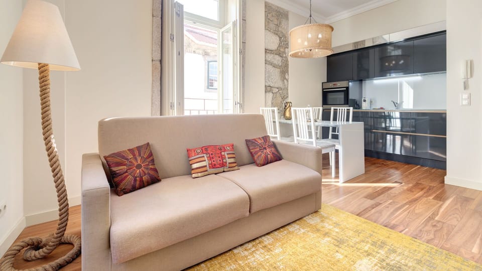 Overall view of the living and dining area, as well as the kitchen
