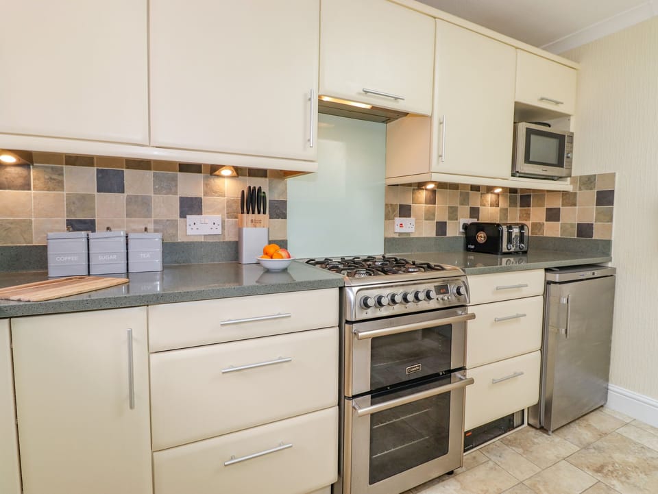 Cottage | Private kitchen | Fridge, microwave, dishwasher, electric kettle