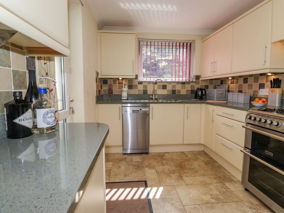 Cottage | Private kitchen | Fridge, microwave, dishwasher, electric kettle